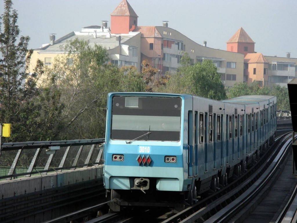 Tren NS 74 circulando en la línea 5 del metro de Santiago. Foto: Chphe.