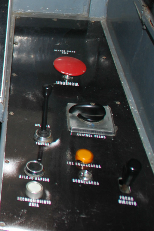 En este panel de freno de una locomotora de la serie 319 se aprecian los distintos tipos de freno de los que dispone, destacando la seta roja de urgencia.