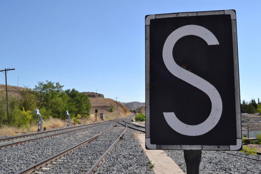 Señal de silbar situada en la salida de una estación. Foto: Gonzalo Vázquez Hidalgo.