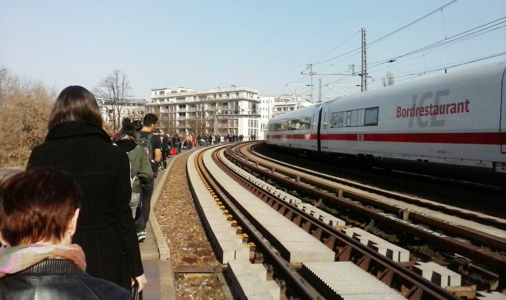 Los viajeros desalojaron el tren del S-Bahn de Berlín usando la pasarela de emergencia ubicada junto a las vías.