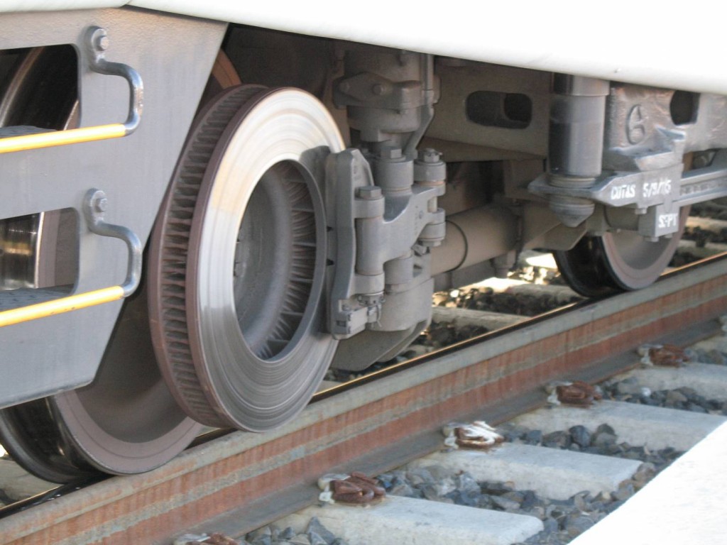 ¿Cómo frenan los trenes? En esta imagen vemos los discos de freno de un Caltrain estadounidense. Foto: Richard Masoner. 