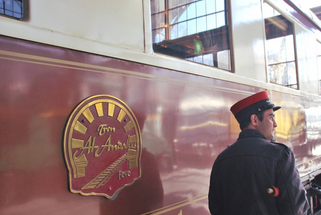 El Tren Al Andalus acompañado por un Jefe de Circulación del Ferrocarril de las Delicias. Foto: Albeto de Juan.