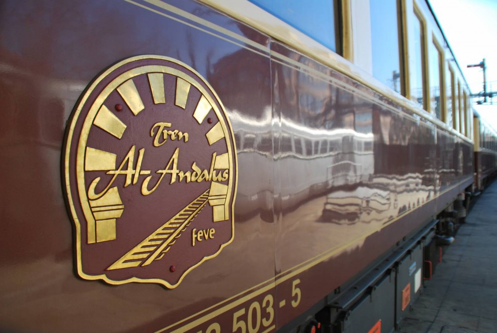 Reflejo del automotor 9404 de la colección del Museo del Ferrocarril junto a la placa de uno de los coches. Foto: Alberto de Juan.