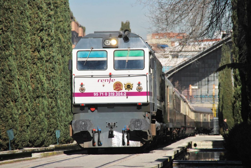 El Tren Al Andalus abandonando la estación de Delicias remolcado por la 319-304. Foto: Alberto de Juan.