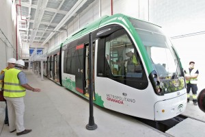 Imagen de uno de los trenes del metro de Granada. Foto: González Molero vía Las próximas décadas.