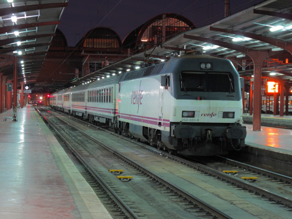 El tren Estrella Costa Brava estacionado en Madrid-Chamartín. Foto: Andrés Gómez.