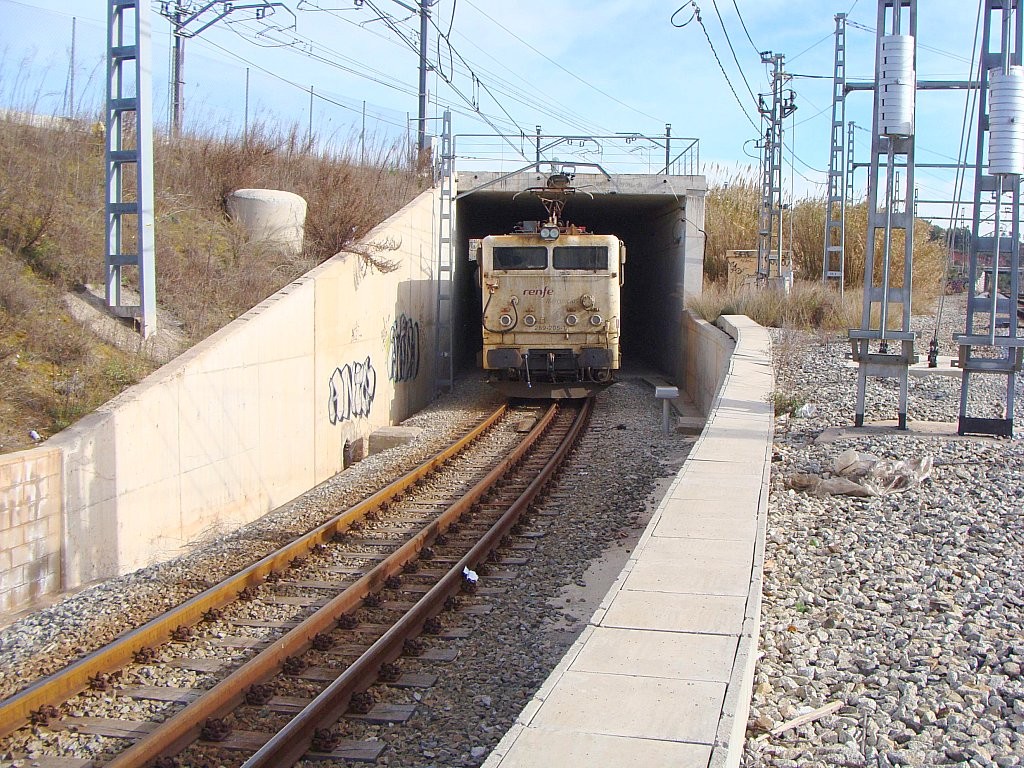 La 269-205 en Martorell circulando por un ferrocarril con ancho ibérico y métrico gracias al tercer carril. Foto: Luis Zamora.