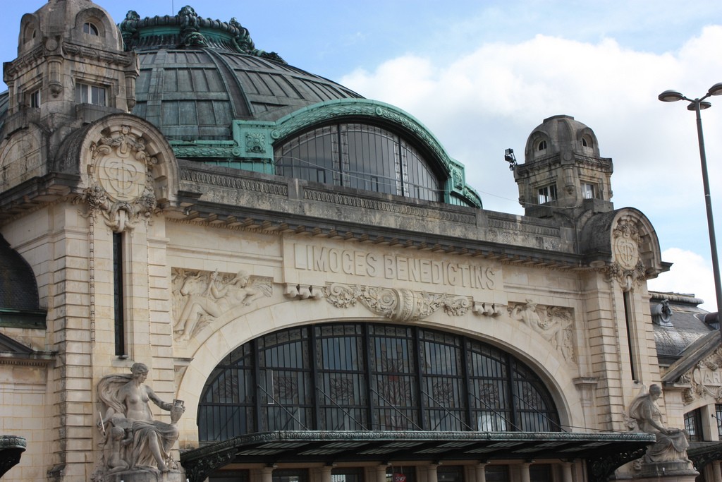 Las vidrieras de la Estación de Limoges Bénédictins son obra de un artista local. Foto: marydoll1952.