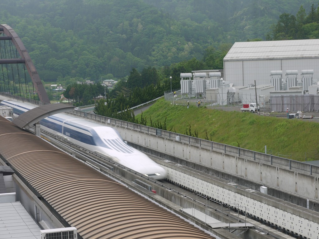 Los trenes maglev se posicionan como el futuro de los sistemas de alta velocidad, aunque más a largo plazo. Foto: ryoki.