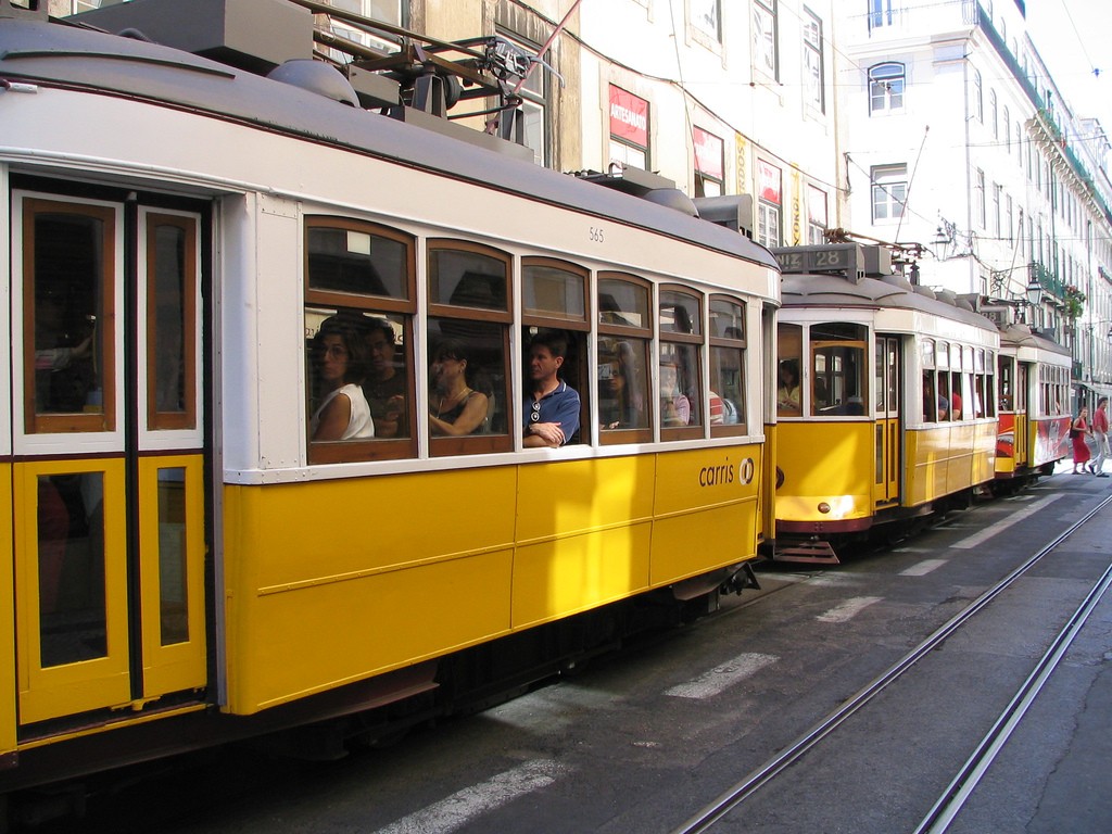 Los tranvías de Lisboa y Oporto (sobre todos los clásicos) son considerados medios de transporte más específicos de los turistas. Foto: Joao Rei.