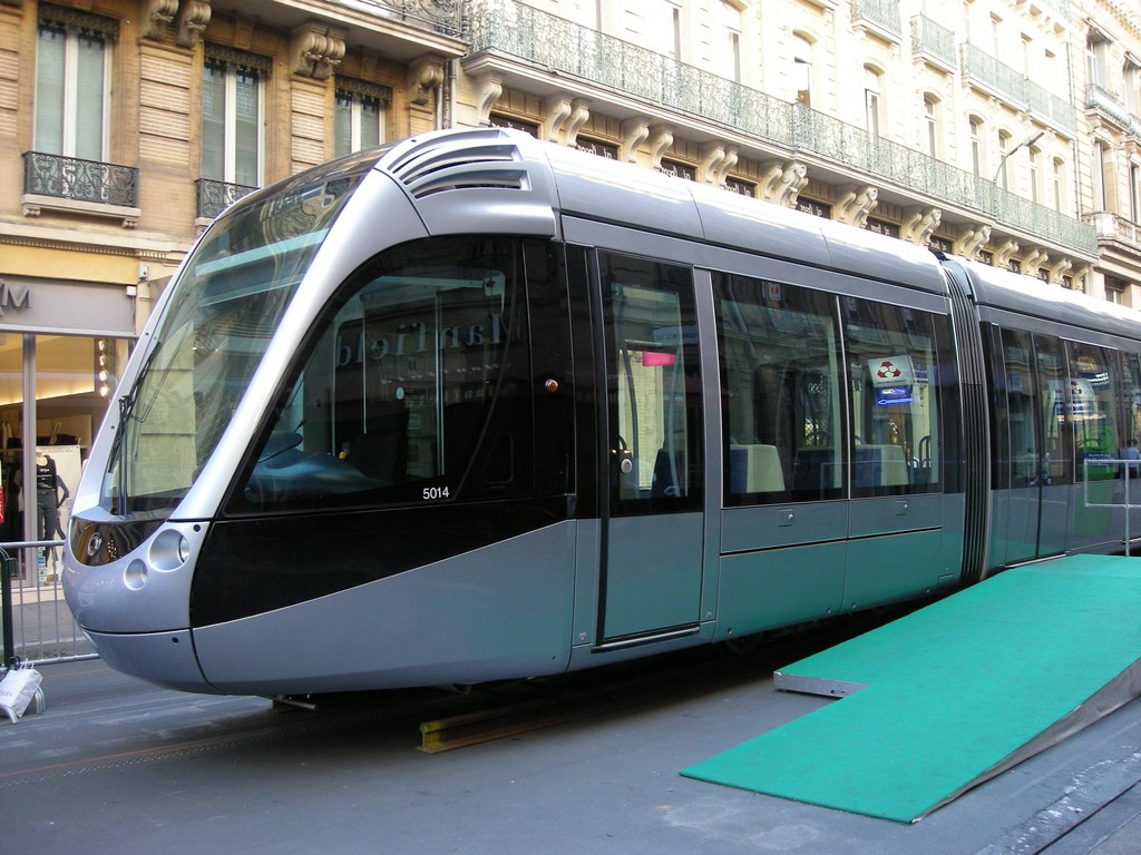 El tranvía al aeropuerto de Toulouse se ha estrenado con nuevos trenes Alstom Citadis. Foto: Jamiecat *.
