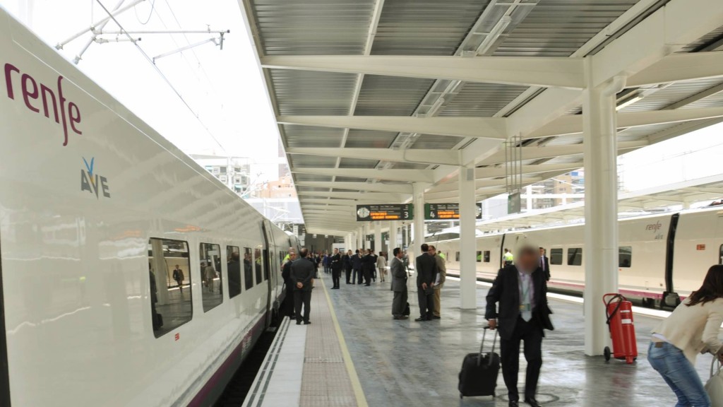 Tren AVE de la serie 100 en la inauguración de la LAV Albacete-Alicante. Foto: Alberto de Juan.