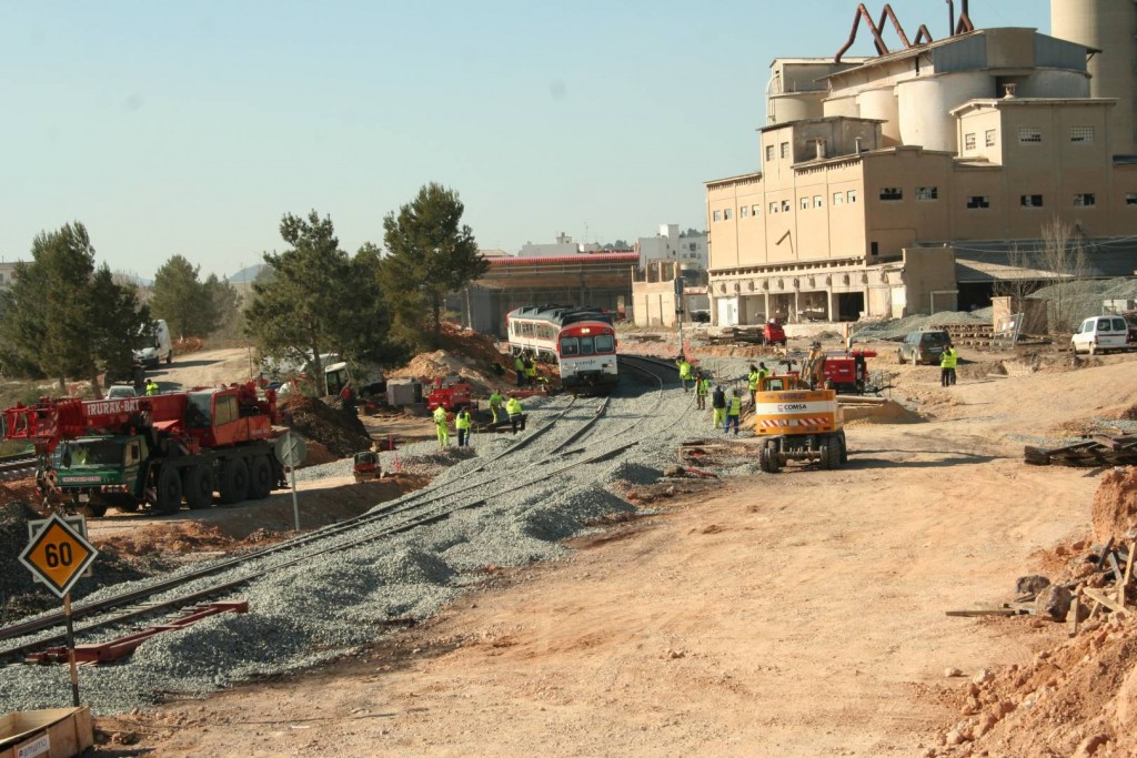 Unidad 592 de Renfe Cercanías circulando por una vía en proceso de renovación. Foto: Colomán García.