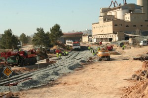 Unidad 592 de Renfe Cercanías circulando por una vía en proceso de renovación. Foto: Colomán García.