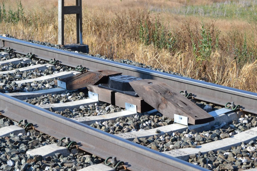 Baliza de ASFA digital, el elemento encargado de transmitir la orden al tren. Foto: Javier Díaz.