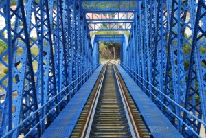 Puente metálico, uno de los elementos más importantes de la infraestructura ferroviaria, pintado con el color azul del GIF.