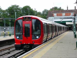 Composición de la serie S8 del metro de Londres, uno de los más grandes del mundo, en la estación de Croxley. Foto: Spsmiler.