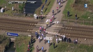 La imagen muestra claramente cómo algunos corredores de la París - Roubaix se saltaron el paso a nivel. Foto: Koreux.