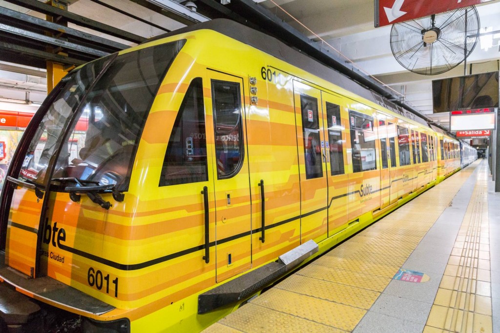 Tren de la serie 6000, con la decoración de los primeros dos coches modificada a la del subte de Buenos Aires, en la línea B. Imagen cortesía de Sbase.