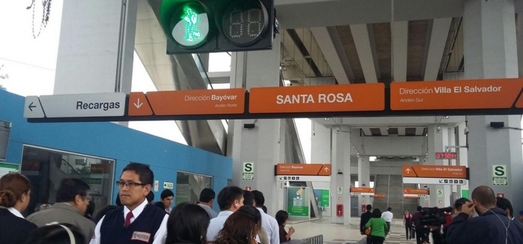 Los nuevos semáforos para pasajeros del metro de Lima. Foto: RadioNacional Perú.