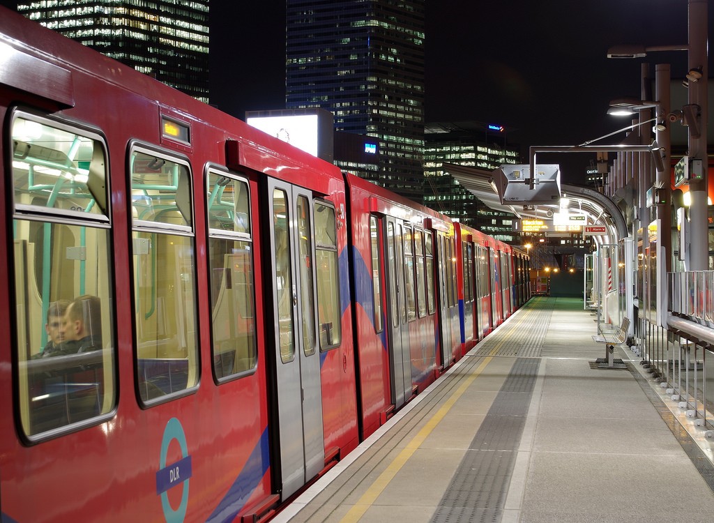 El DLR tiene intención de "jubilar" a los trenes B92 para incorporar otros más nuevos, con más capacidad y menos consumo y costes de mantenimiento. Foto: Matt Buck.