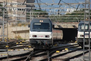 La locomotora 252-058 cruzando una diagonal.