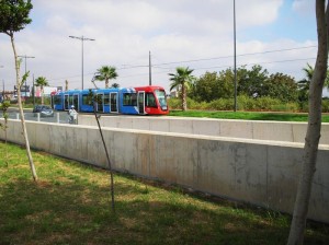 El tranvía de Murcia celebra su aniversario con regalos para sus usuarios. Foto: Andrés Guerrero.