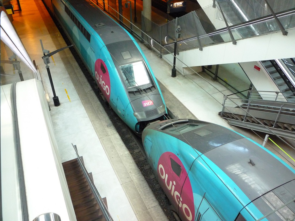 Los TGV Ouigo son las falsa competencia de los tradicionales, ya que todos son propiedad de SNCF. Foto: Clem.