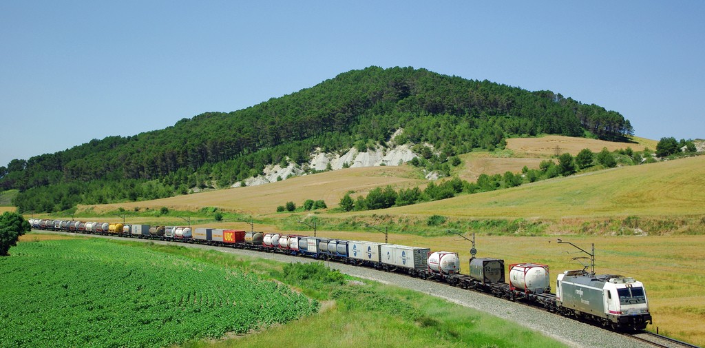 El proyecto de Ley del Sector Ferroviario, que se presenta hoy en el Consejo de Ministros, trae cambios sustanciales con respecto a los cánones que las operadoras deben pagar a adif. Foto: Andre Marques.