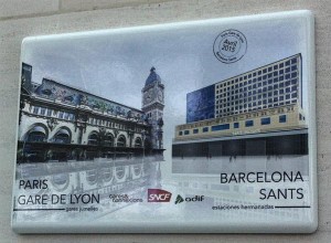 Placa conmemorativa del hermanamiento entre las estaciones de Sants y Gare de Lyon. Foto: Twitter.