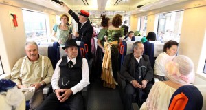 Viajeros vestidos de época a bordo de un tren de Renfe en una anterior celebración de Toral en tren. Foto: Diario de Burgos.