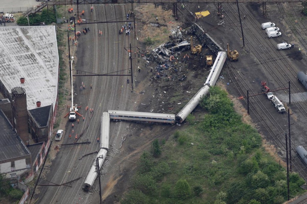 Imagen aérea del accidente de Filadelfia, provocado por el exceso de velocidad. Foto: Daily News.