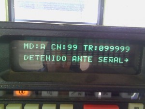 Pantalla de la consola en la que se ve el modo, el canal y el número de tren junto a un mensaje del estado en el que se encuentra el vehículo. Foto: Javier Díaz.