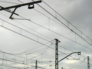 La electrificación ferroviaria en España se realiza mayoritariamente por cable aéreo y catenaria. Foto: migueljbr.