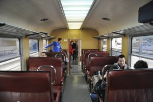 Interior de la 440-096, con sus asientos sky, custodiada por la AAFM.