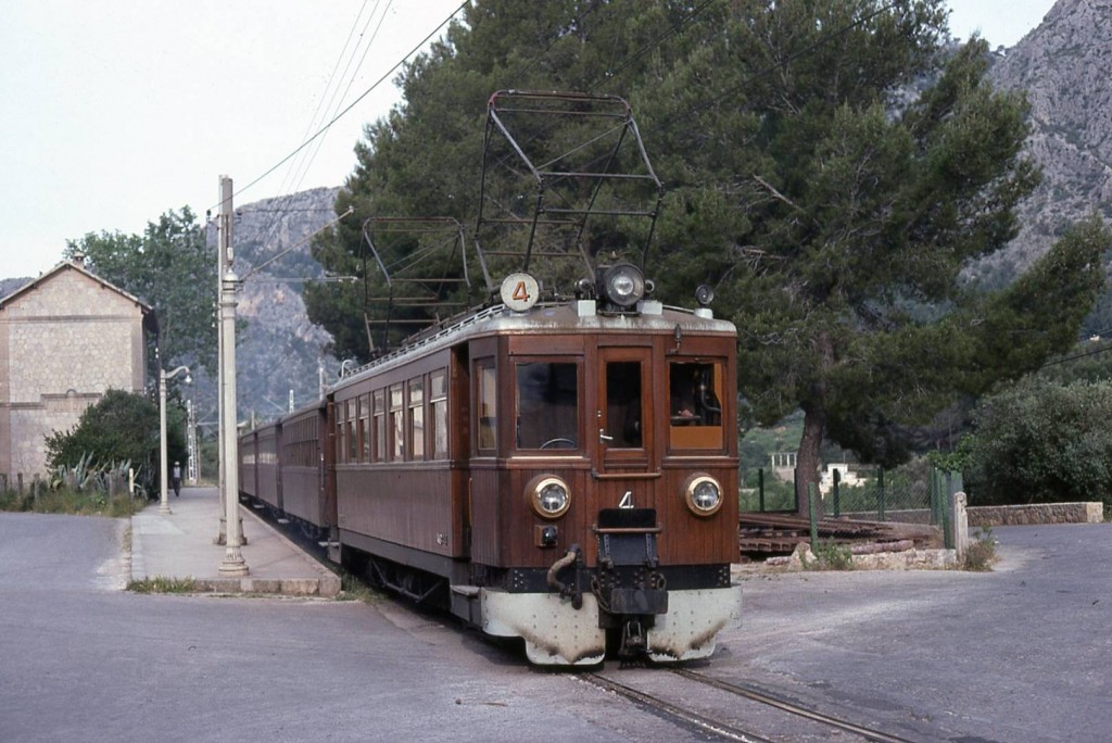 El tren de Sóller, Mallorca, uno de los pocos ferrocarriles del mundo que usa 1.200 V cc como tensión de alimentación. Foto: Alain GAVILLET.