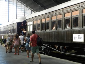 Viajeros subiendo al Tren de la Fresa 2015 en Delicias. Foto facilitada por el Museo del Ferrocarril de Madrid.