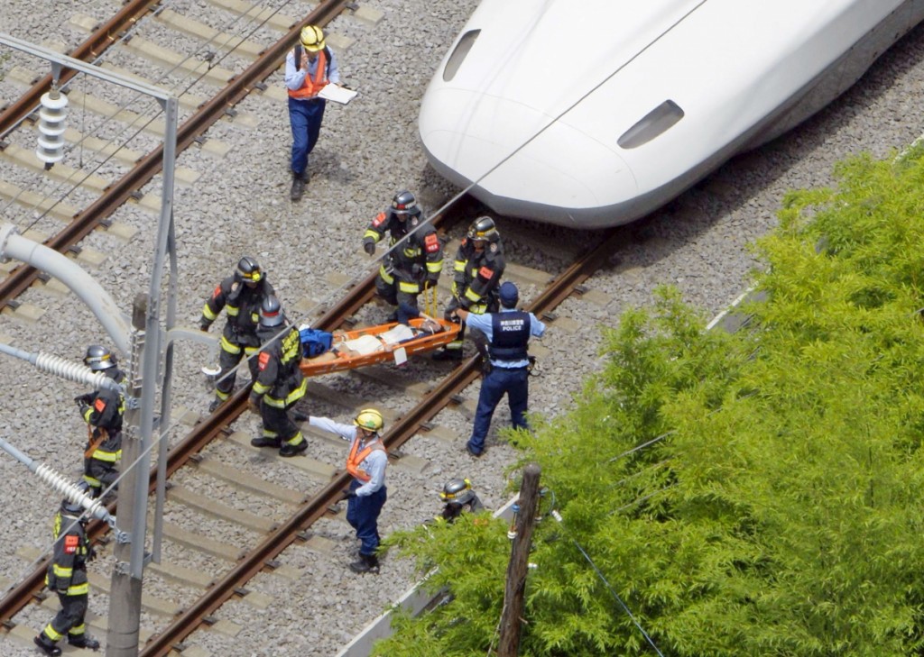 Los servicios de rescate atienden a los pasajeros tras el suicidio y consiguiente incendio del tren bala japonés. Foto: inagist.