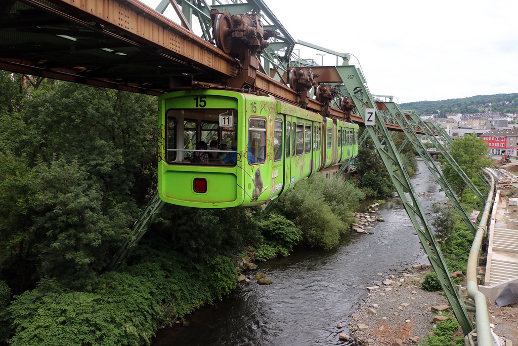 EL monorraíl colgante de Wuppertal circula durante la mayor parte de su recorrido sobre las aguas del río Wupper. Foto: Roel Hemkes.
