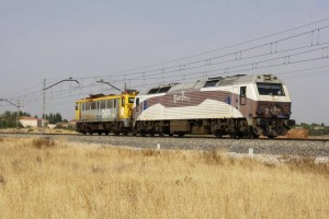 La nueva locomotora histórica 269-508 siendo trasladada a Zaragoza, sede de la AZAFT, por la 333-407. Foto: Daniel Luis González Adenis.