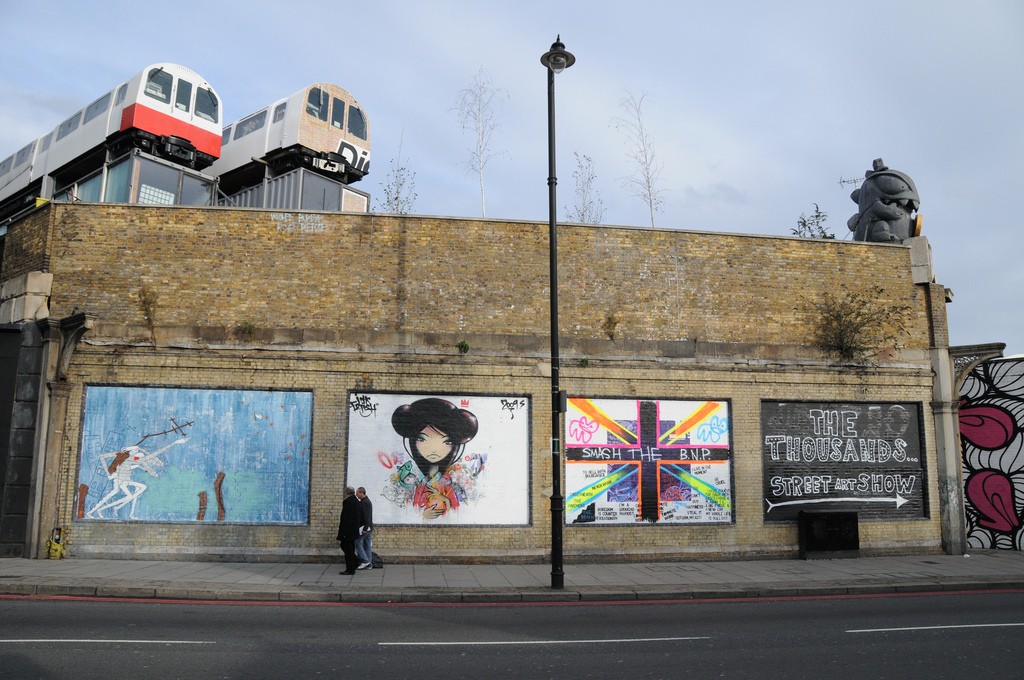 Caminando por Shoreditch puedes encontrar algunos trenes del metro de Londres ahora usados de un modo bien diverso. Foto: RJ.