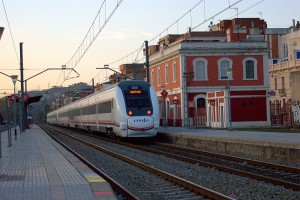 Las pérdidas de Renfe consiguen reducirse casi en la mitad, aunque no todas sus divisiones obtienen resultados positivos. Foto: eldelinux.