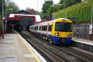 Cargar el teléfono en los enchufes del London Overground puede salir caro. Foto: Hec Tate.