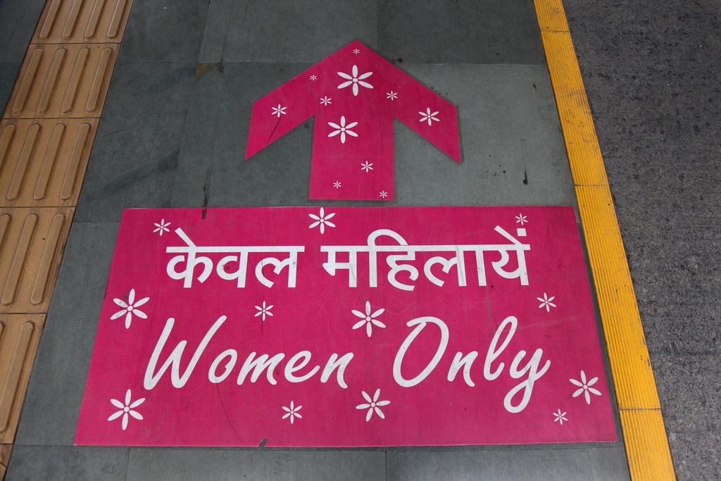 Algunas redes metro del mundo, como la de Nueva Delhi, ya cuentan con coches de viajeros sólo para mujeres. Foto: Chris Brown.