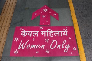 Algunas redes metro del mundo, como la de Nueva Delhi, ya cuentan con coches de viajeros sólo para mujeres. Foto: Chris Brown.