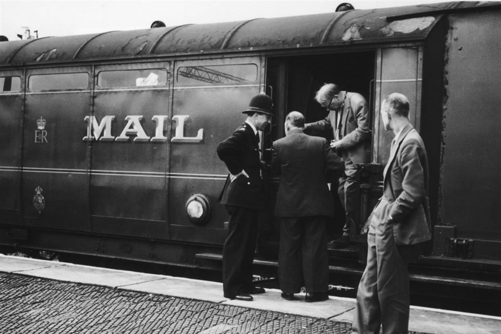 Policía investigando tras el asalto al tren de Glasgow en 1963. Foto: NBC news.