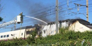 Los bomberos apagando el incendio en el serie 100. Foto: SNCF.