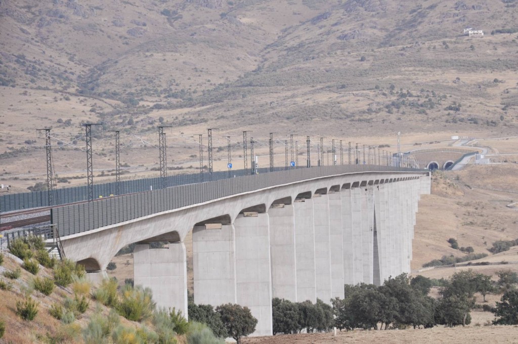 Para que los trenes circulen a 300 km/h, las líneas de alta velocidad requieren pendientes más suaves que una línea convencional, por lo que requieren de mayores túneles y viaductos como este sobre el Arroyo del Valle en Madrid.
