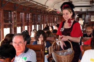 Azafata de época repartiendo fresones en el Tren de la Fresa 2015. Foto cortesía del Museo del Ferrocarril.