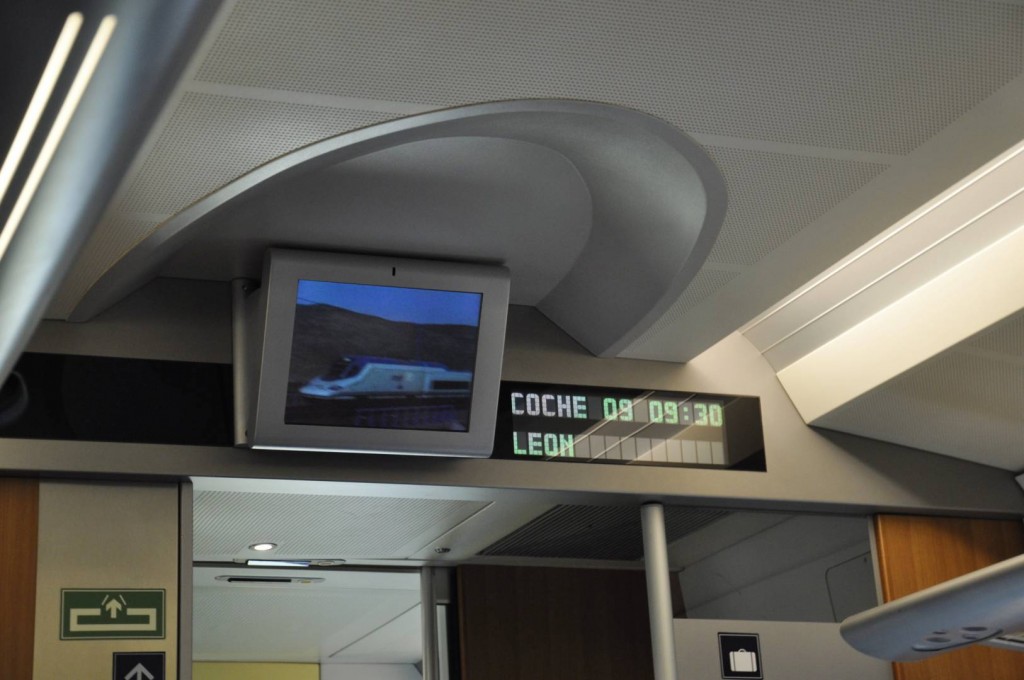 Primer tren AVE cuyo letrero de destino indica León gracias a la nueva línea de alta velocidad. Foto: Cristina Tolosa.